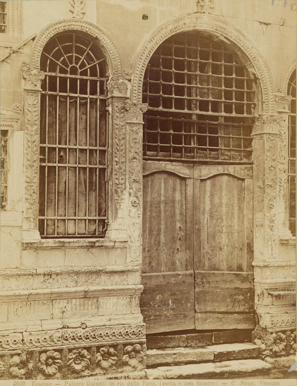Guizetti-paleis - deur en raam door Carlo Naya
