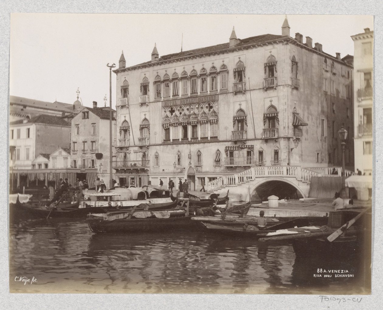 Hotel Royal Danieli in het Palazzo Dandolo en boten aan de Riva degli Schiavoni in Venetië door Carlo Naya