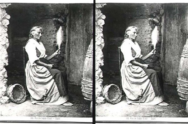 Oude vrouw aan het spinnen, Capri, ca. 1865 (zw/w foto) door Carlo Naya