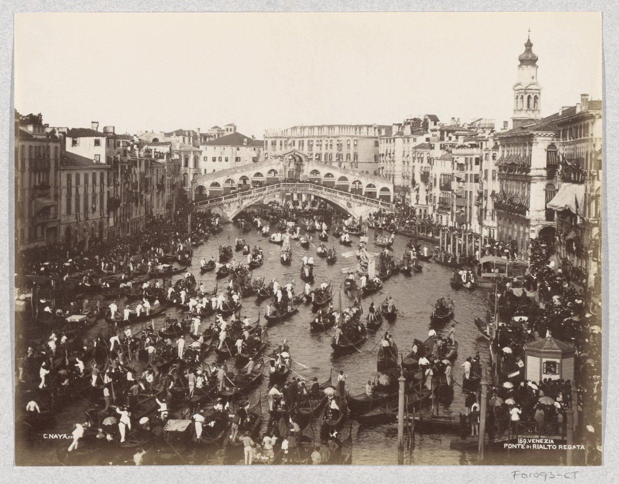 Regattta van gondels op het Canal Grande in Venetië ter hoogte van de Rialtobrug door Carlo Naya