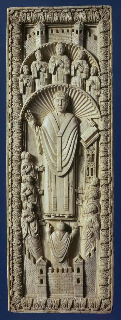 Een aartsbisschop tussen zijn koor, ca. 875 AD (ivoren paneel) door Carolingian School