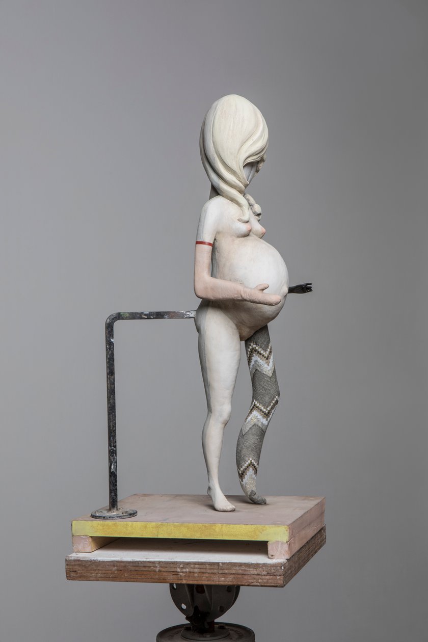 Degas Doll 1, 2017 (beschilderd hars, staal, hout) door Cathie Pilkington