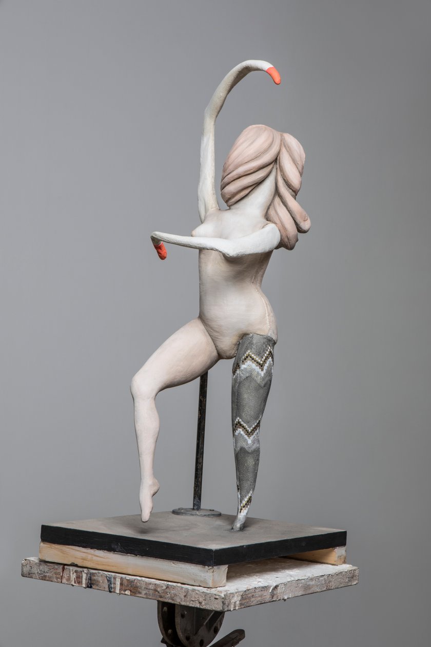 Degas Doll 4, 2017 (beschilderd hars, staal, hout) door Cathie Pilkington