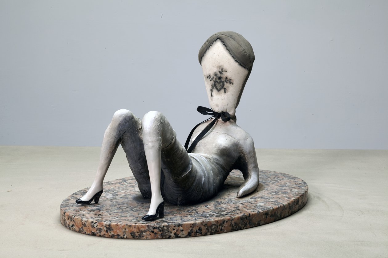 Dirty Love Pillow, 2014 (stof, klei, verf op graniet) door Cathie Pilkington