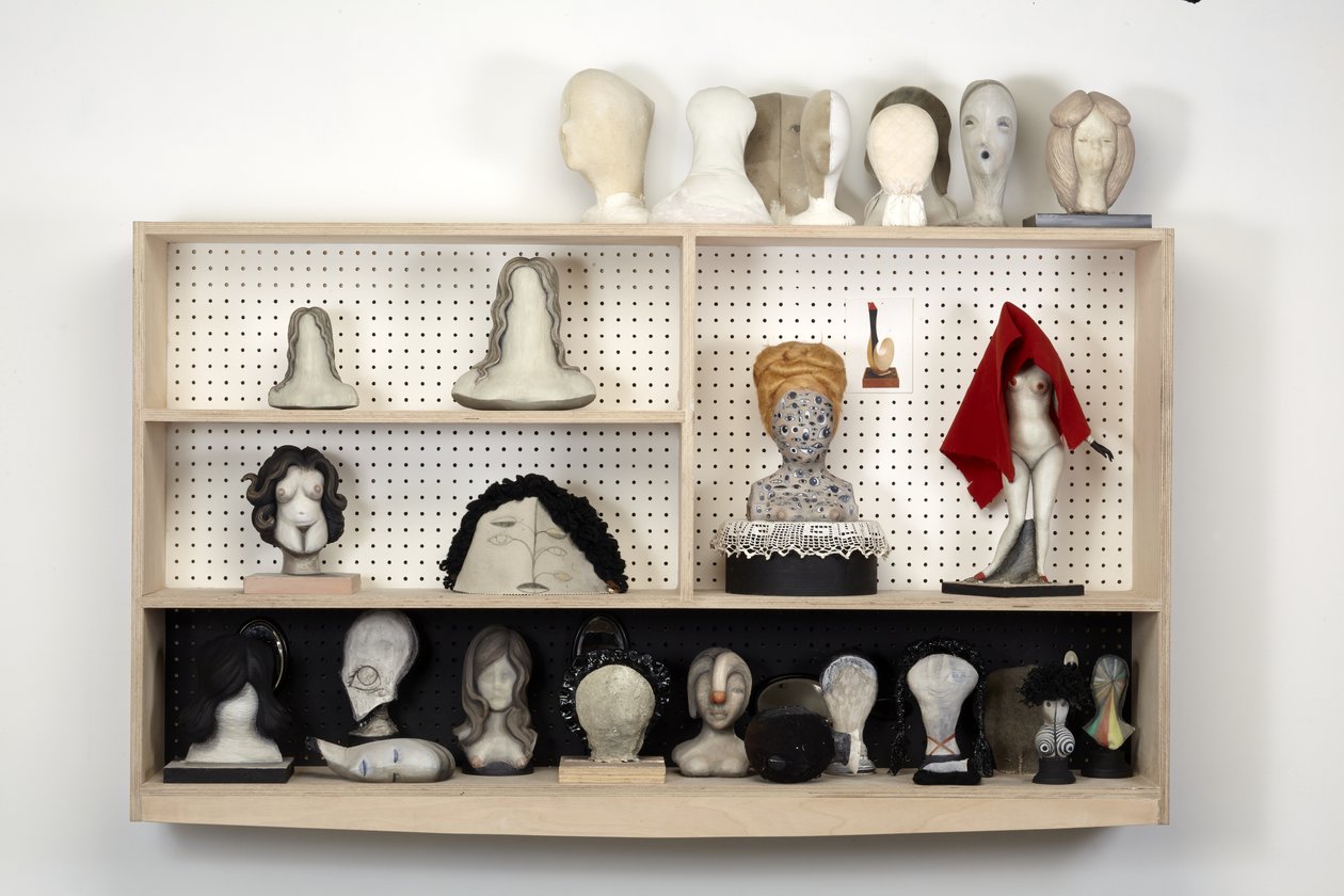 Hoofdkoffer, 2016 (gips, hout, leer, deken, viltstift, olieverf, stof, spiegels, pegboard, MDF) door Cathie Pilkington