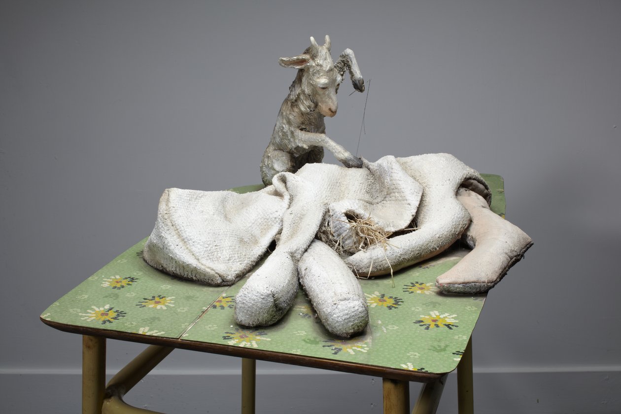 Moeder, 2010 (hout, deken, stro, klei, lino, staal, verf) door Cathie Pilkington