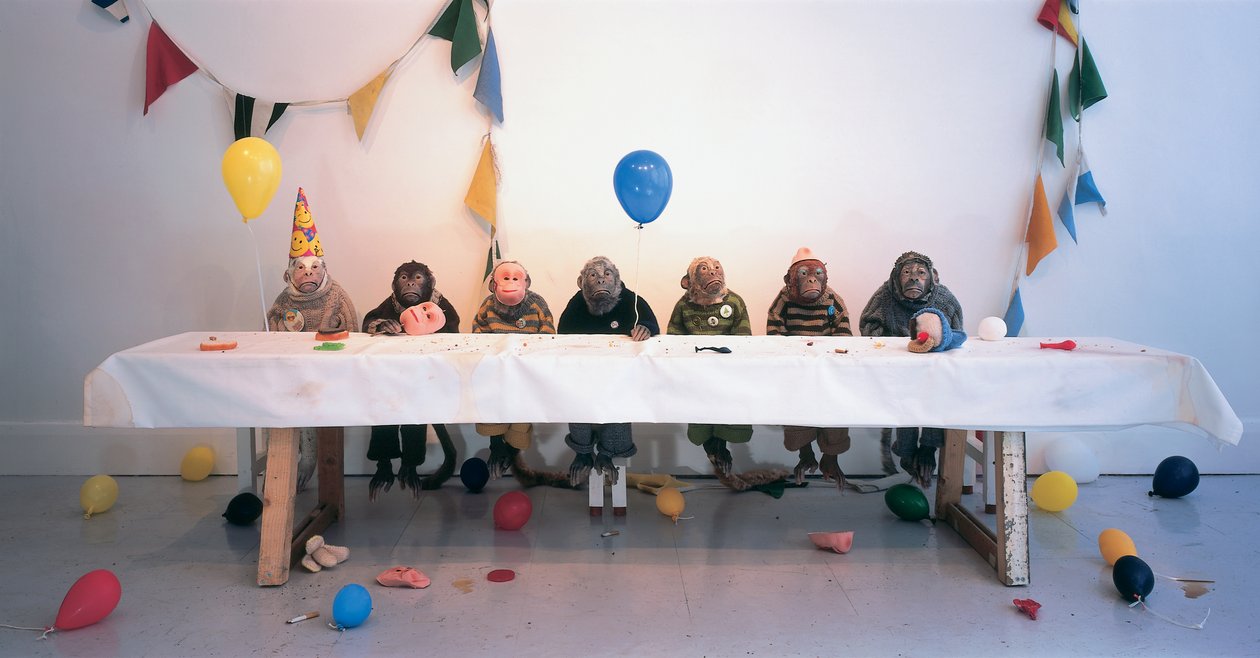 Singerie, 2004 (jesmoniet, bont, wol, hout, feestaccessoires) door Cathie Pilkington