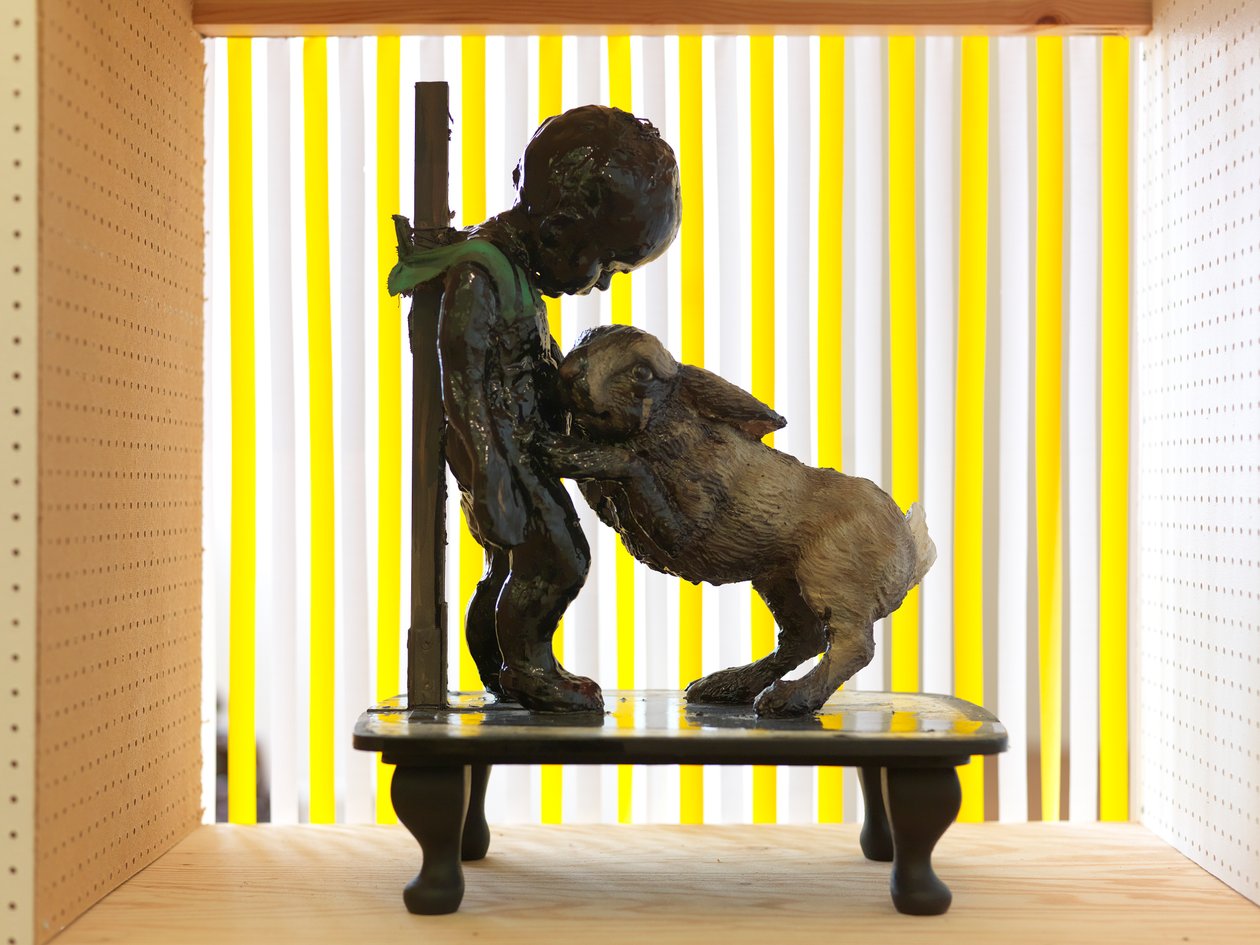 Het wonderbaarlijke verhaal van de teerbaby, 2010 (hout, klei, stof, verf) door Cathie Pilkington