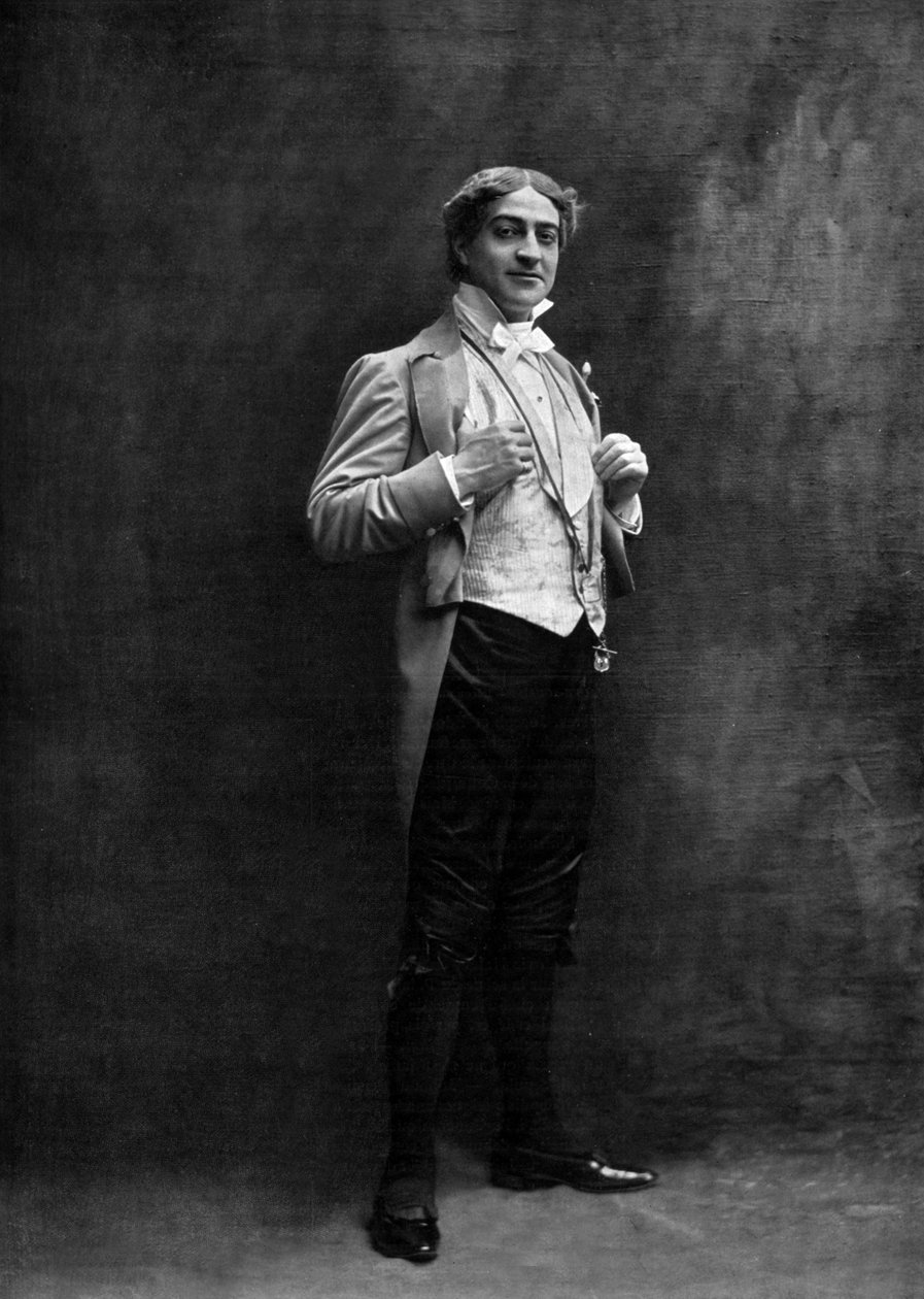 Franse komiek Max Dearly (1874-1943) als Tourillon in operette "Die Fledermaus" (De Vleermuis) in Parijs, foto door Cautin en Berger uit Franse krant "Le Theatre" mei 1904 door Cautin and Berger