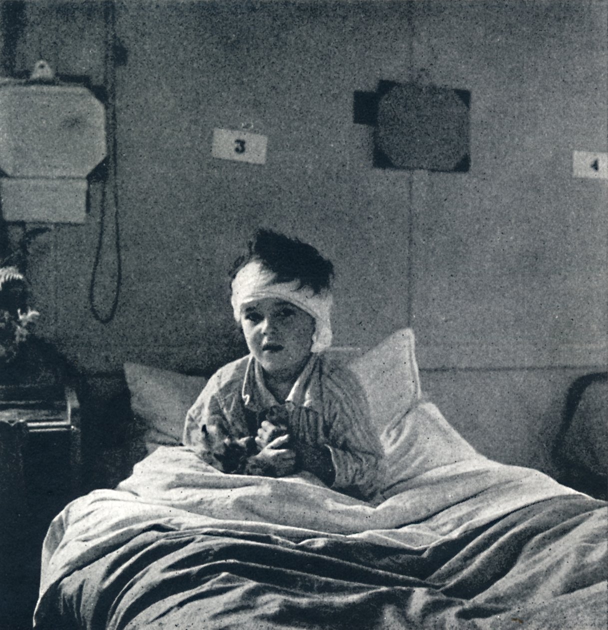Een klein kind dat licht ademt en zijn leven in elke ledemaat voelt, wat zou het moeten weten door Cecil Beaton