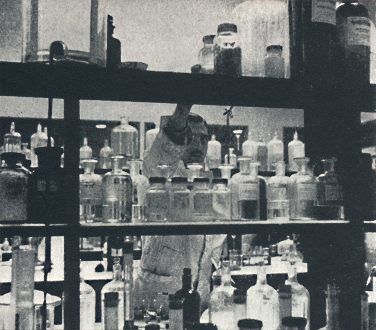 Experimenteel laboratorium: vliegtuigfabriek, 1941 door Cecil Beaton