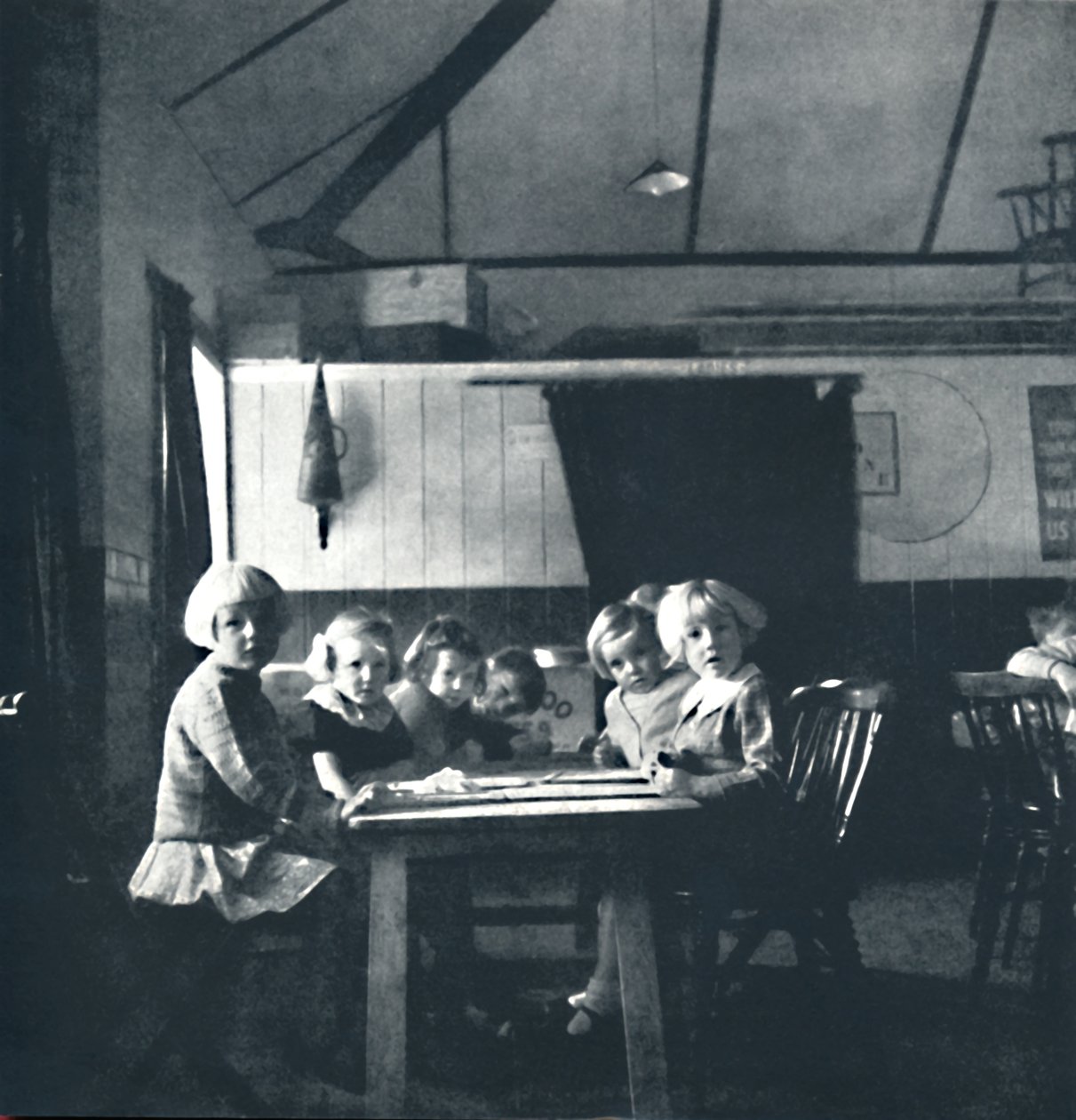 Lessen voor Londense kinderen in de dorpshal, 1941 door Cecil Beaton