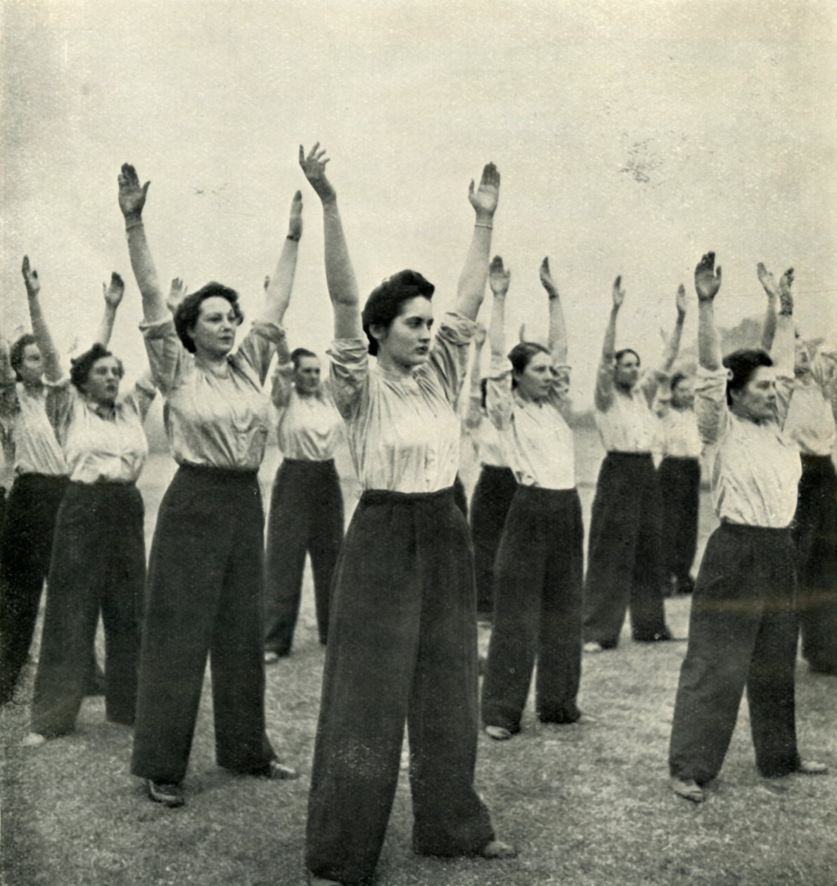 Lichamelijke Oefening bij een Rekruten Depot, ca. 1943 door Cecil Beaton