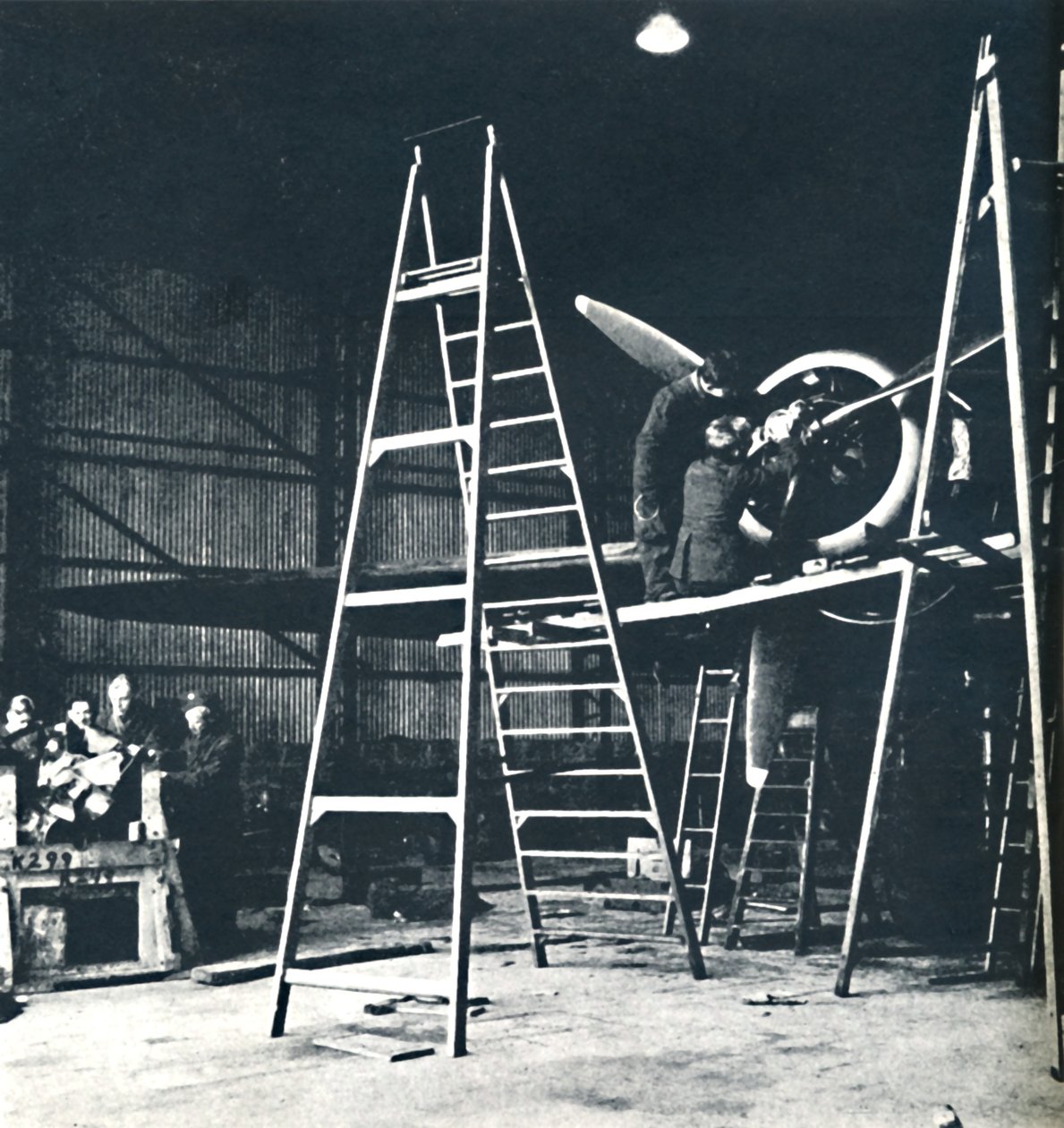 Het werk van de grondploegen is nooit klaar, 1941 door Cecil Beaton