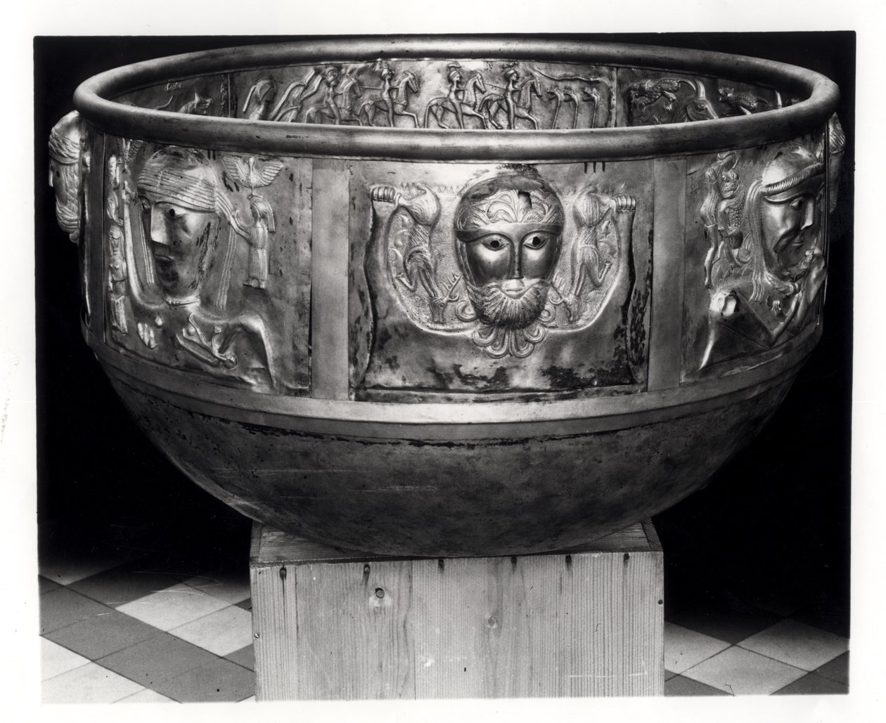Replica op ware grootte van de Gundestrup Ketel, origineel gemaakt in de 1e eeuw v.Chr. door Celtic
