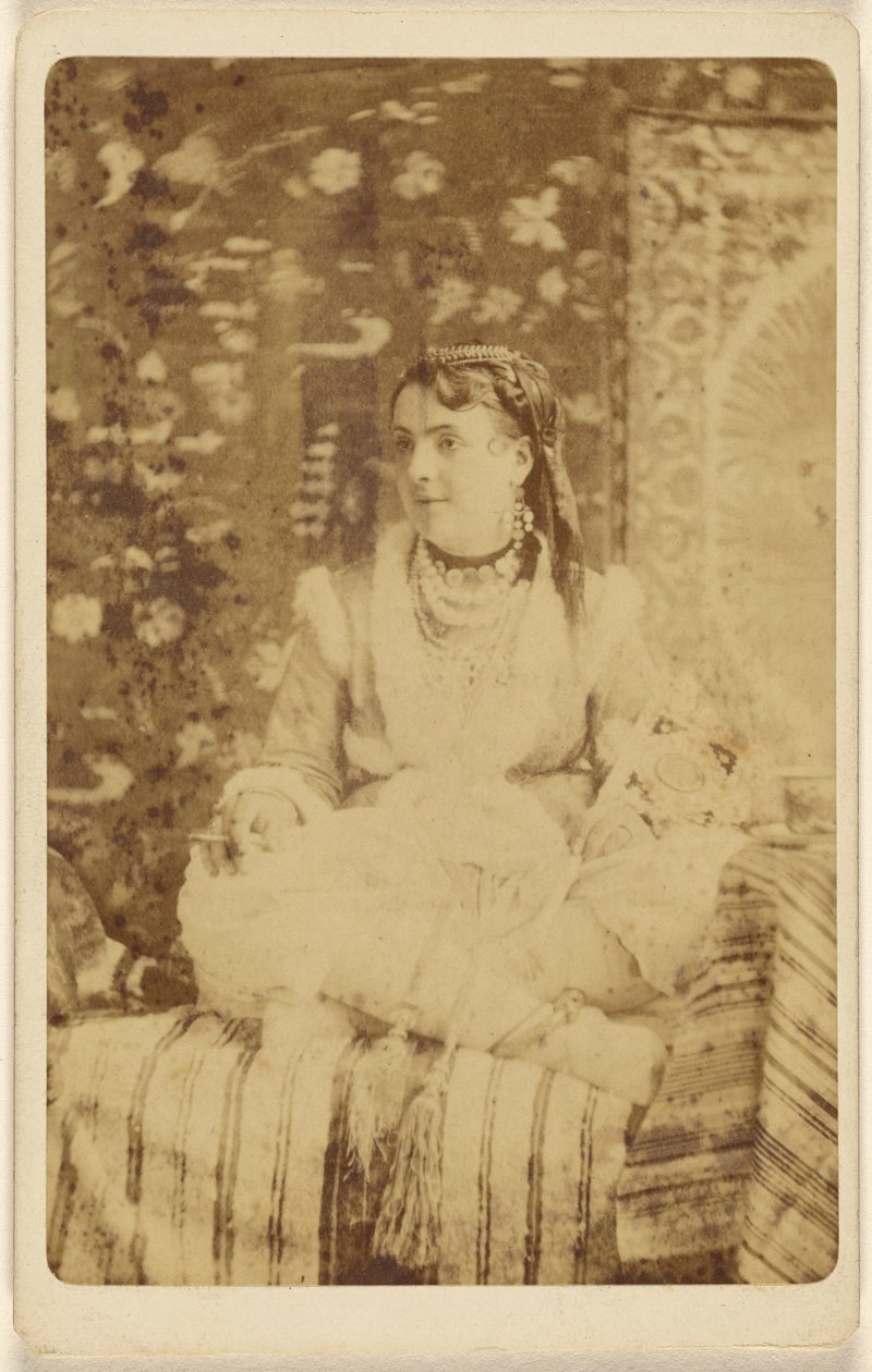 Circassische schoonheid. door Centennial Photographic Co.
