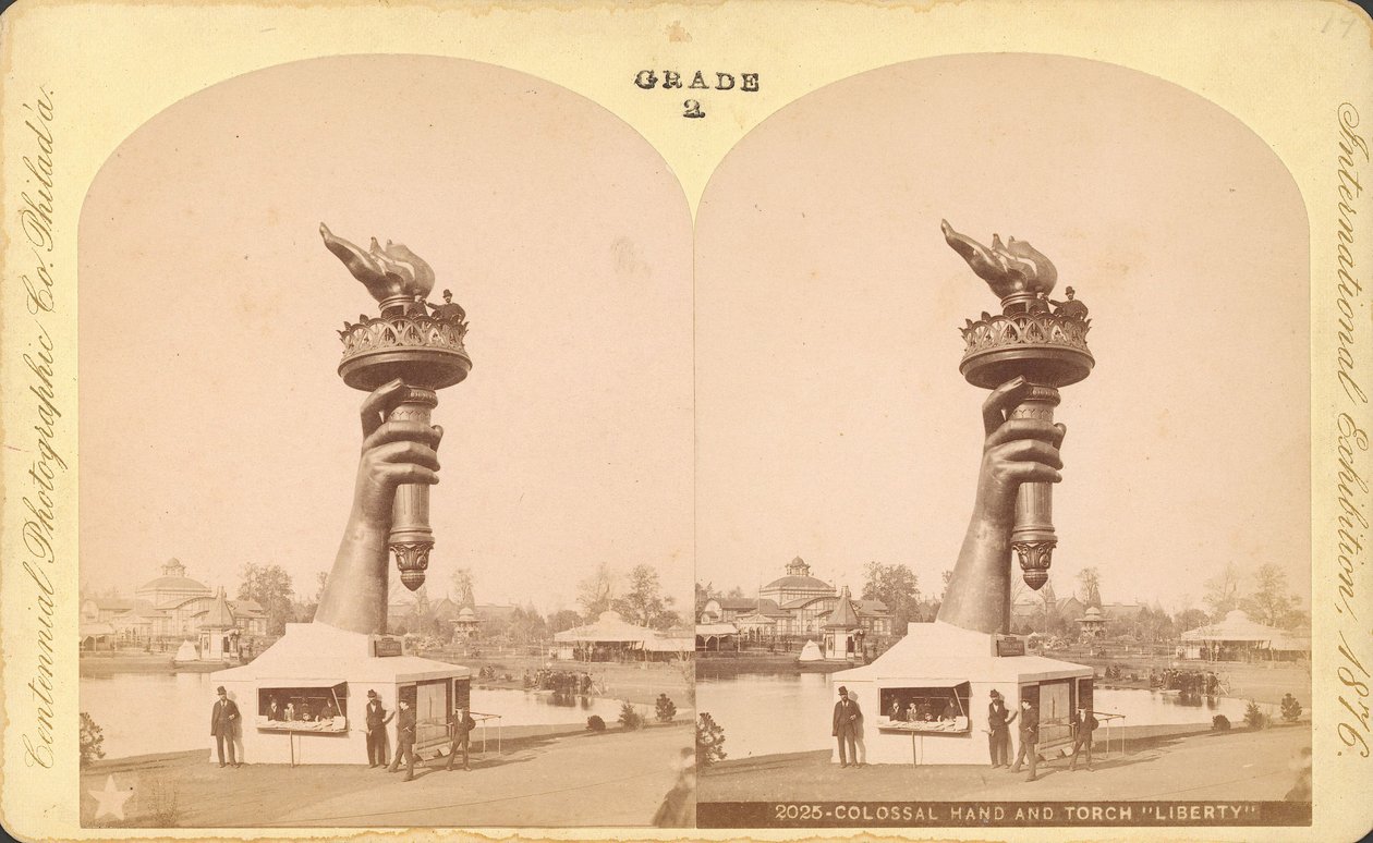 Kolossale hand en fakkel, Vrijheid, Centennial Exhibition, Philadelphia door Centennial Photographic Co.
