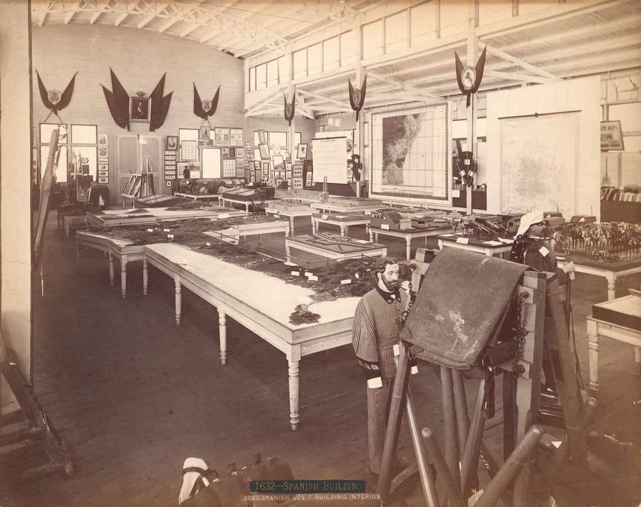 Interieur van het Spaanse regeringsgebouw, in het Spaanse gedeelte van de Centennial Exposition door Centennial Photographic Co.