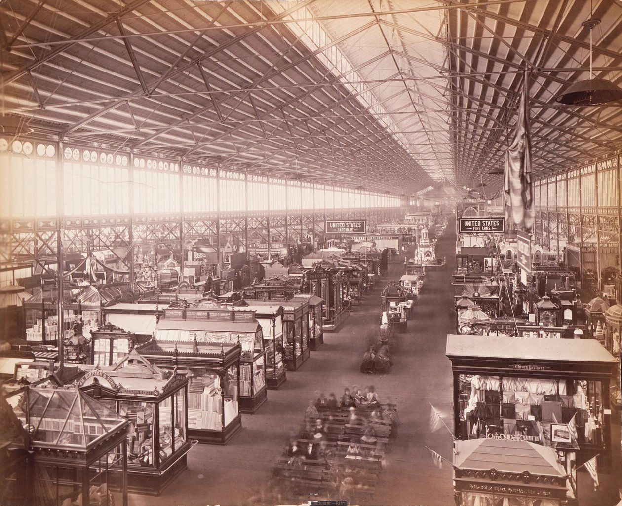 Hoofdgebouw, vanaf de oostelijke galerij, Centennial Exhibition, Philadelphia door Centennial Photographic Co.