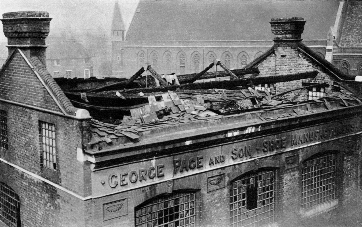 Schade aangericht tijdens de eerste bombardementen op Londen, 1915 door Central Press