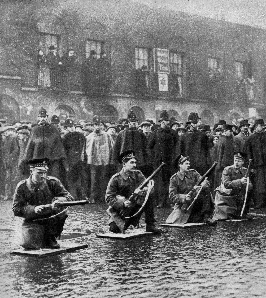 Patstelling op Sidney Street, Stepney, Londen, 3 januari 1911, 1937 door Central Press