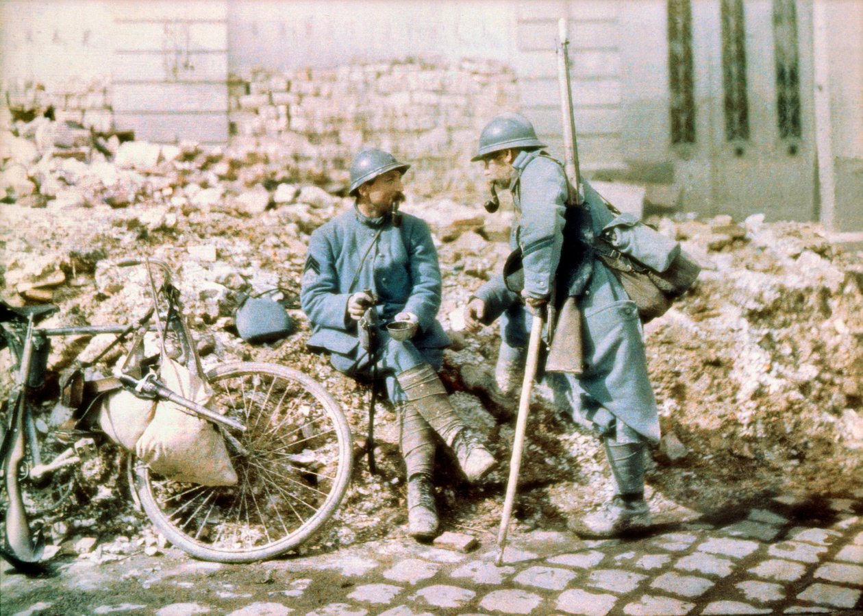 Twee Franse soldaten in een door Duitse artillerie beschoten stad, Westfront, Frankrijk, c.1914-18 door Charles Adrien
