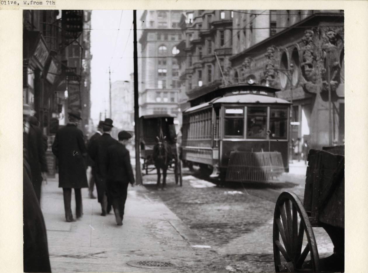 Olive Street kijkend naar het westen vanaf 6th Street door Charles Clement Holt