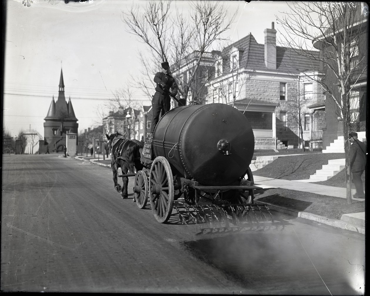 Straatolie vrachtwagen aan het werk op Washington Place nabij de ingang van Union Boulevard door Charles Clement Holt