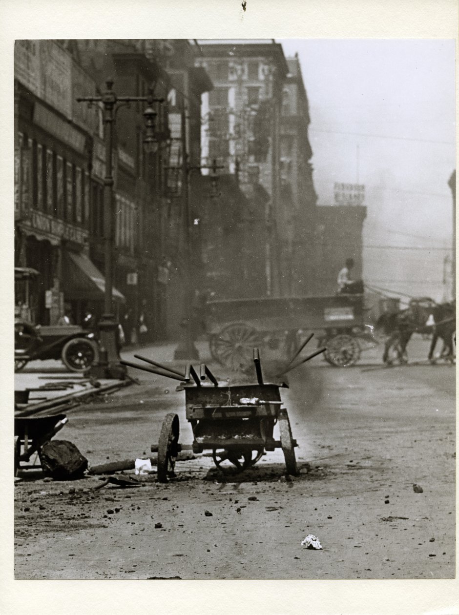 Straatherstelapparatuur in de straat nabij de zuidwestelijke hoek van Chestnut Street en 12th Street, nu Tucker Boulevard door Charles Clement Holt
