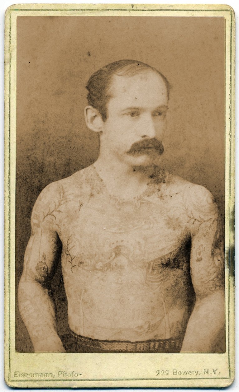 Kabinetkaart van een getatoeëerde man, ca. 1899 door Charles Eisenmann