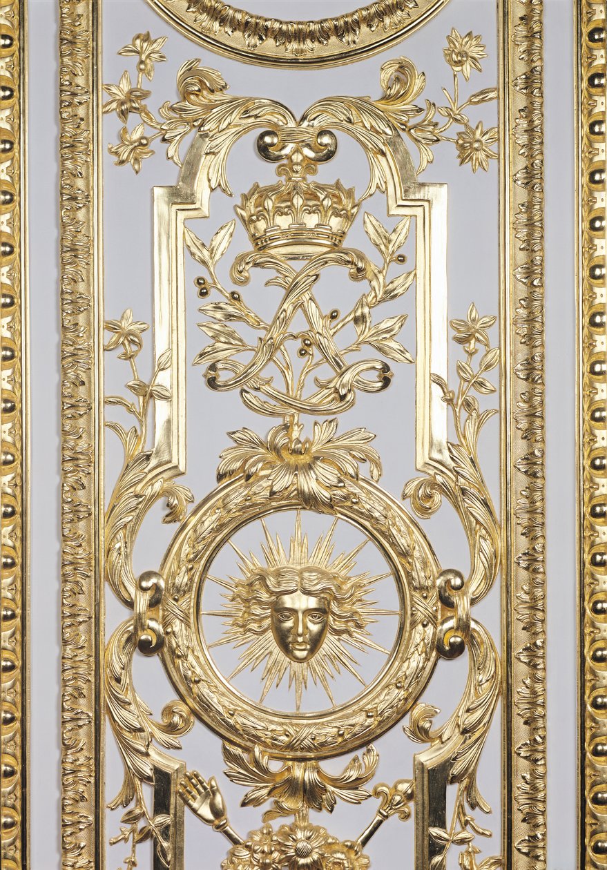 Detail van panelen met de kroon en het monogram van Lodewijk XIV en de zon, uit de Salon de Venus door Charles Le Brun