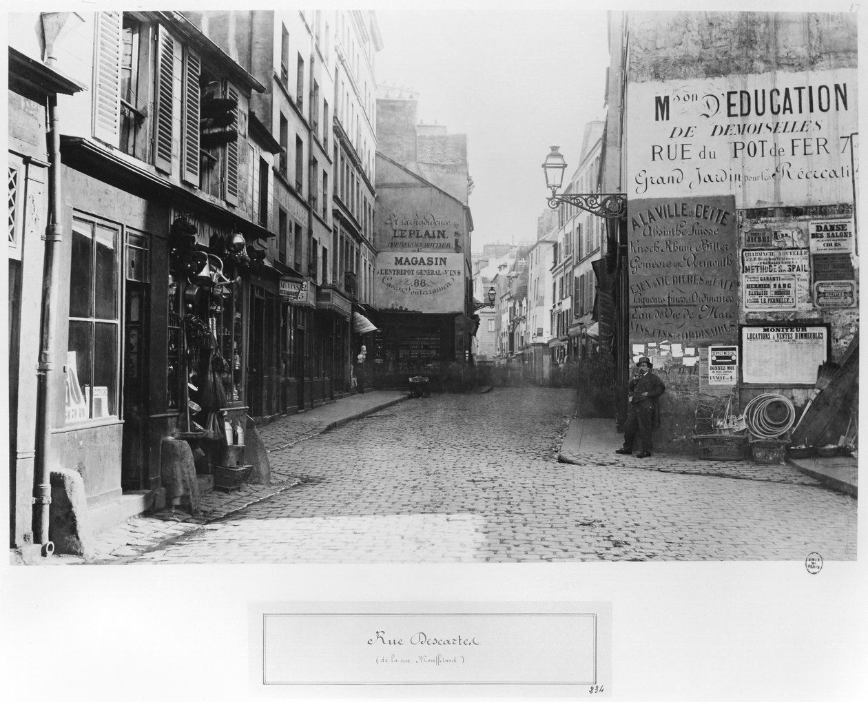 Rue Descartes, vanaf de Rue Mouffetard, Parijs, 1858-78 door Charles Marville