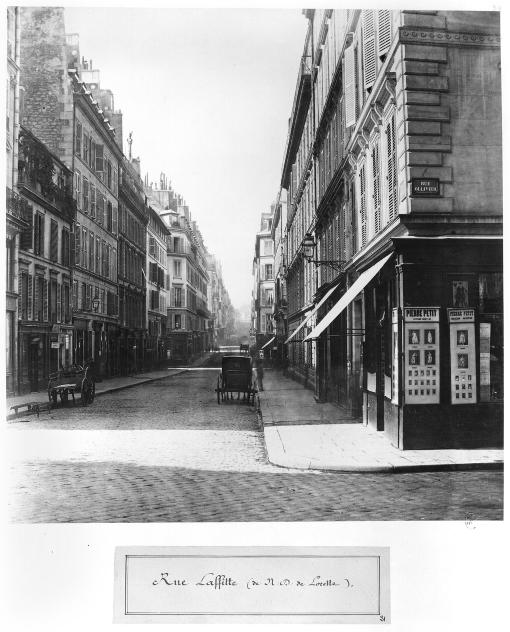 Rue Laffitte, vanaf de kerk Notre-Dame-de-Lorette, Parijs, 1858-78 door Charles Marville
