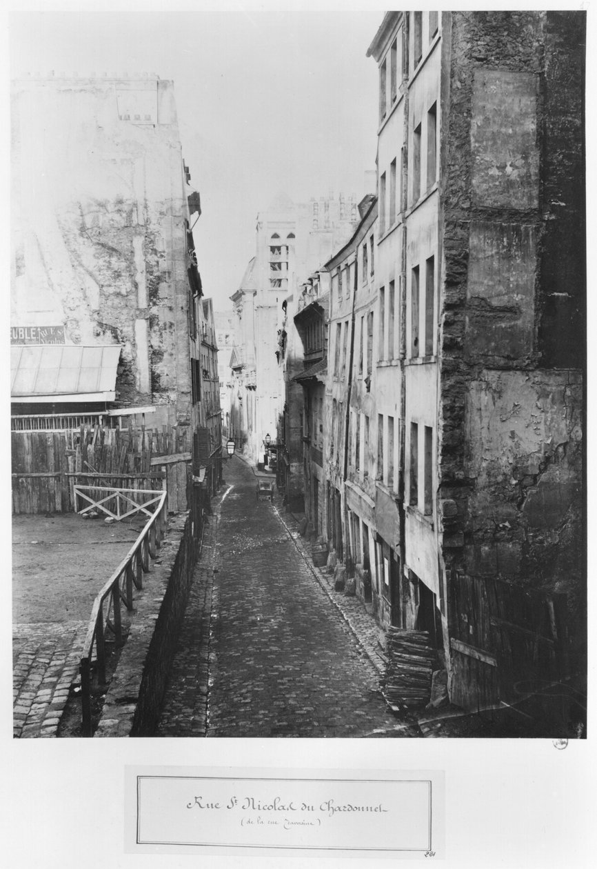 Rue Saint-Nicolas-du-Chardonnet, vanaf de straat Traversine, Parijs, 1858-78 door Charles Marville