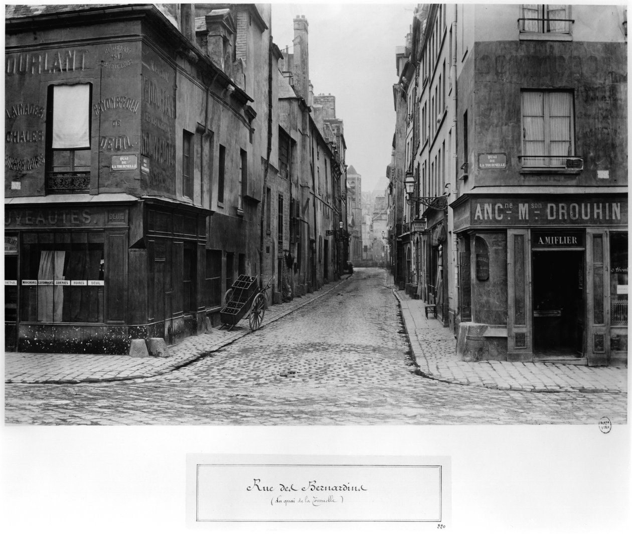 Rue des Bernardins vanaf Quai de La Tournelle, Parijs tussen 1858-78 door Charles Marville