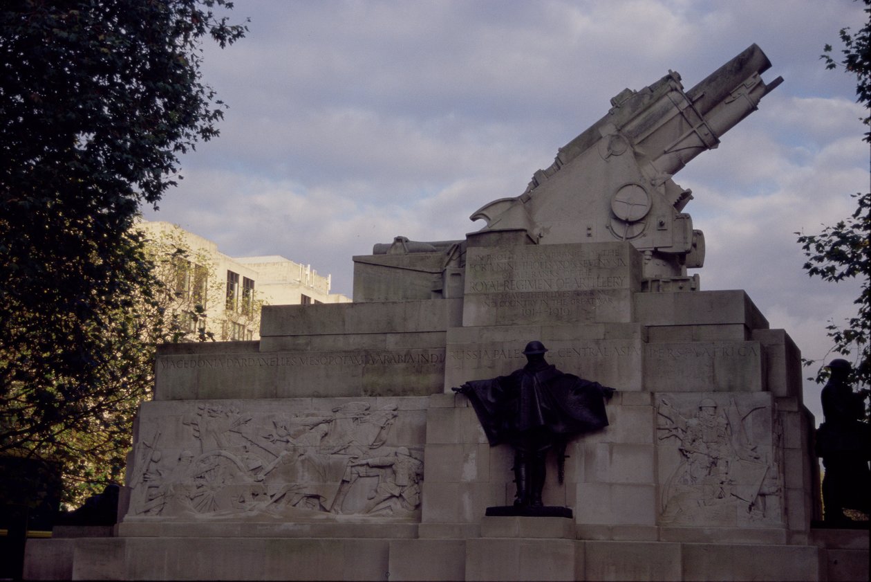Zijaanzicht van het Koninklijk Artillerie Monument door Charles Sergeant Jagger