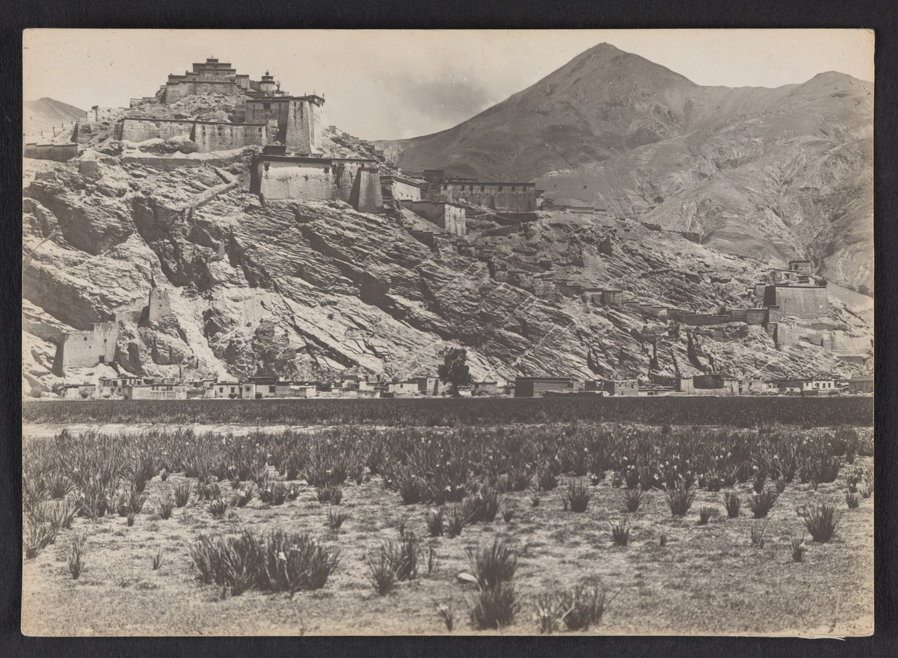 Het fort (dzong) in Gyantse door Charles Alfred Bell