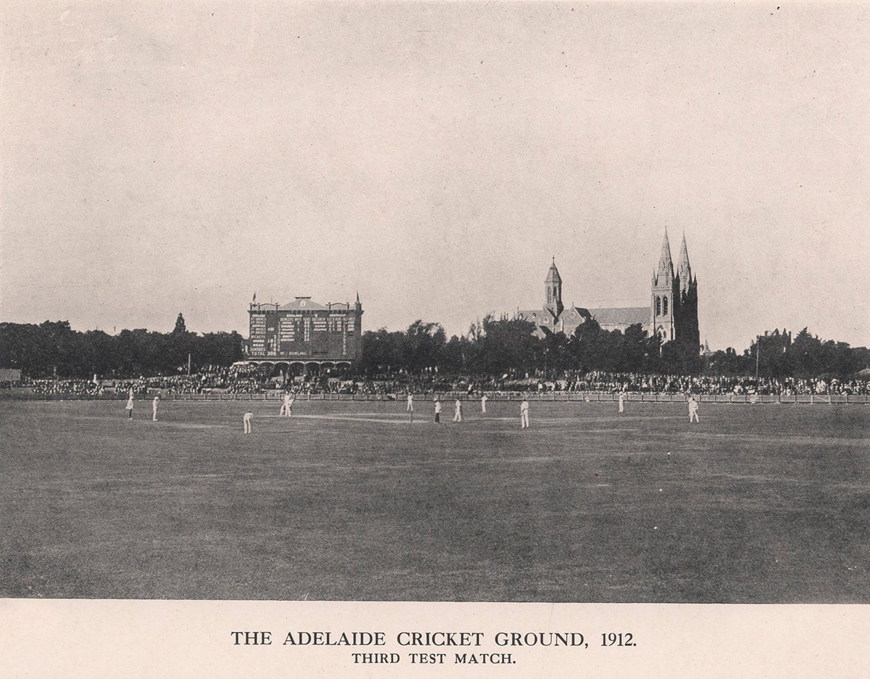 Het Adelaide Cricket Ground, Derde Testwedstrijd tussen Australië en Engeland, 1912 door Charles Alfred Petts