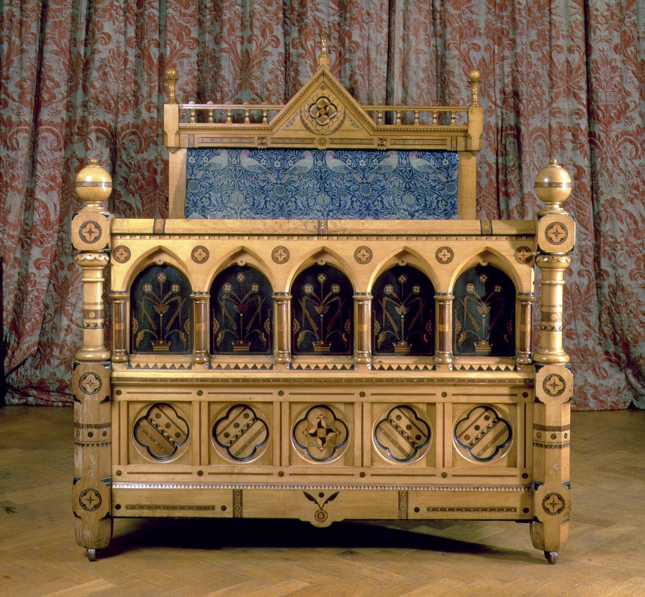 Gotische Revival Ingelegd Bed met Gestoffeerd Hoofdeinde, gemaakt door Marsh & Jones, ca.1866 (hout) door Charles Bevan