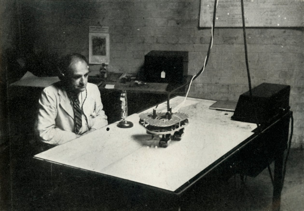 Controlepaneel op een RAF-vliegtrainingsschool, 1941 door Charles Brown
