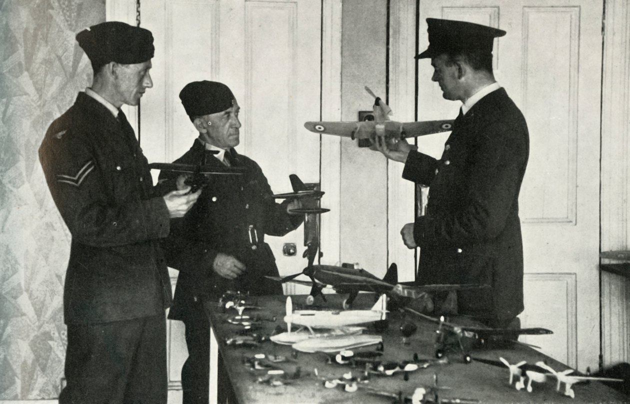 RAF-personeel leert vliegtuigen identificeren tijdens de Tweede Wereldoorlog, 1941 door Charles Brown