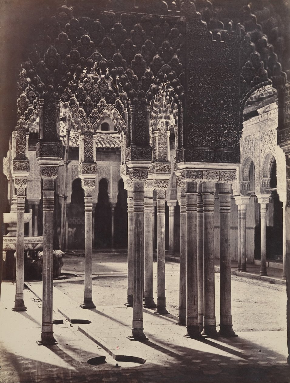 Het Leeuwenhof in het Alhambra, gezien vanuit de portiektempel door Charles Clifford