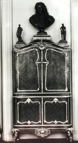 Kabinet met een buste van Louis van Orleans (1703-52) door Charles Cressent