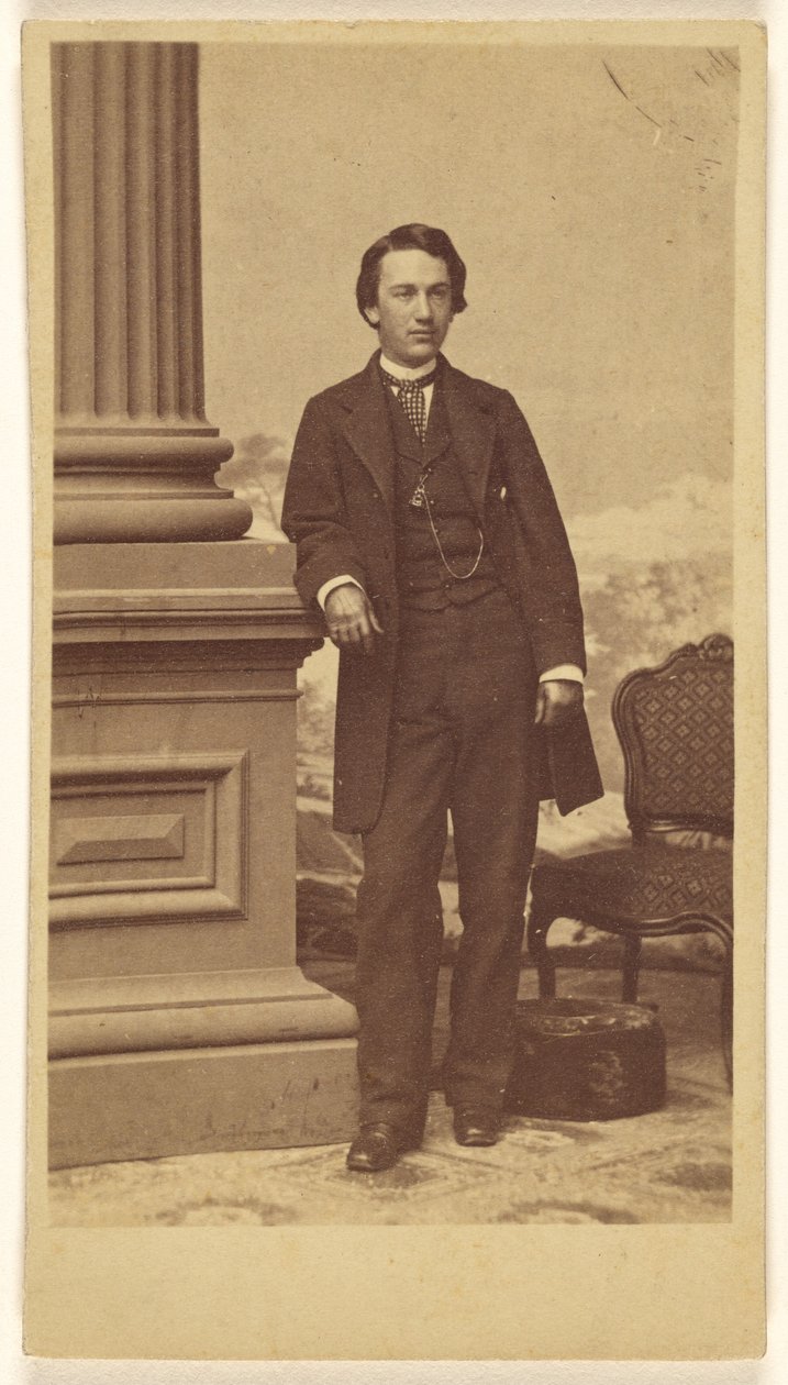 [Ongeïdentificeerde jongeman, staand] door Charles DeForest Fredricks