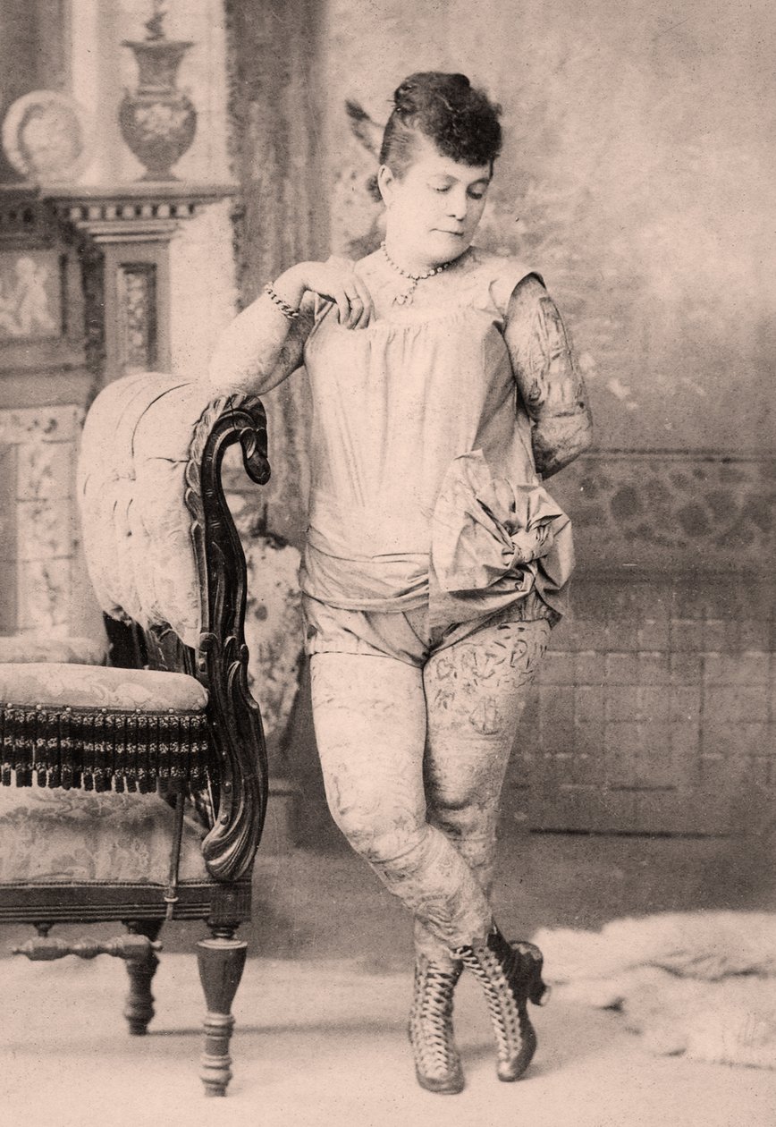 Portret van Nora Hilderbrandt de getatoeëerde vrouw, ca. 1896 door Charles Eisenmann