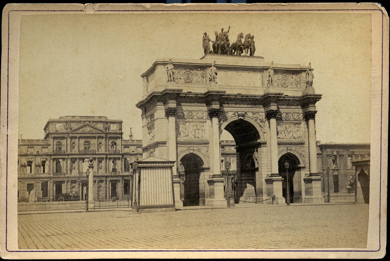 Frankrijk, Île-de-France, Parijs (75): De Arc de Triomphe du Carrousel met de gebouwen in ruïnes van de Tuileries imperiales door Charles & Fontaine Pierre (1762-1853) Percier