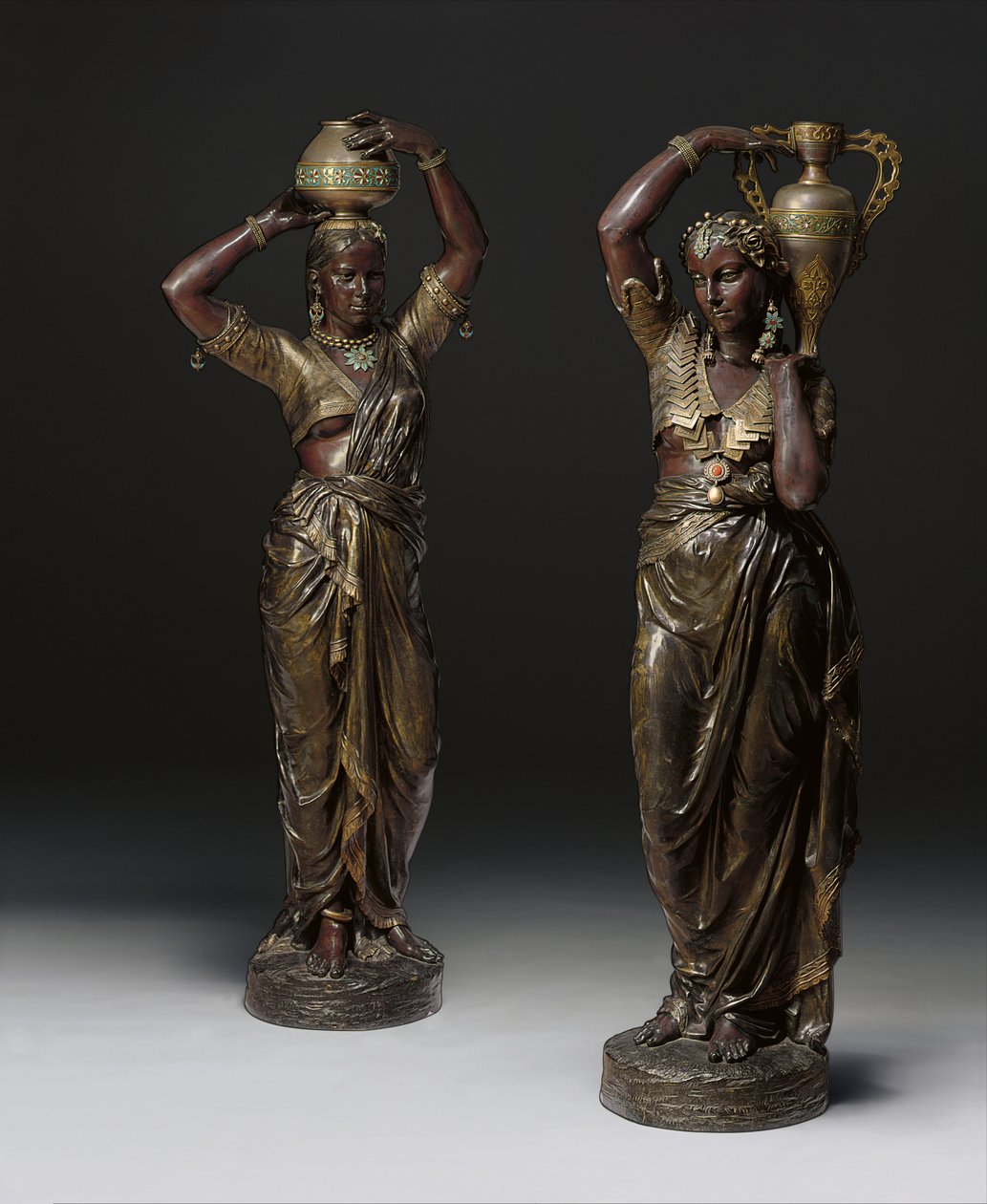 Twee bronzen fakkeldragers in de vorm van Indiase vrouwen die vazen dragen, 1862-1865 door Charles Henri Joseph Cordier
