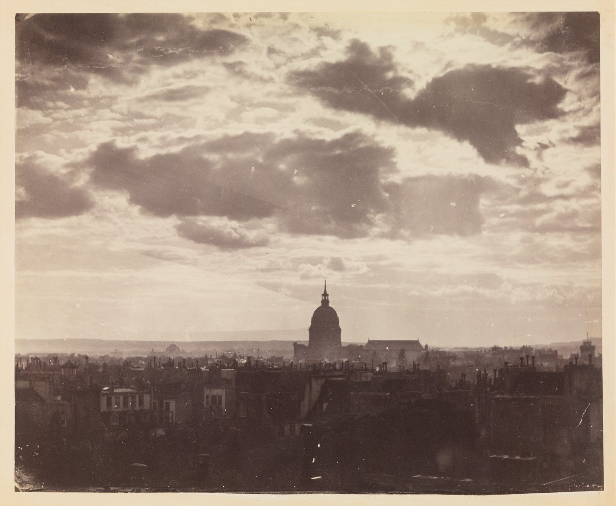 [Wolkenbelaadde lucht boven Parijs] door Charles Marville