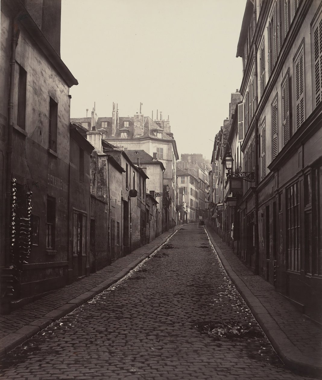 Rue Neuve-Coquenard vanaf de Rue Lamartine, 1870s door Charles Marville