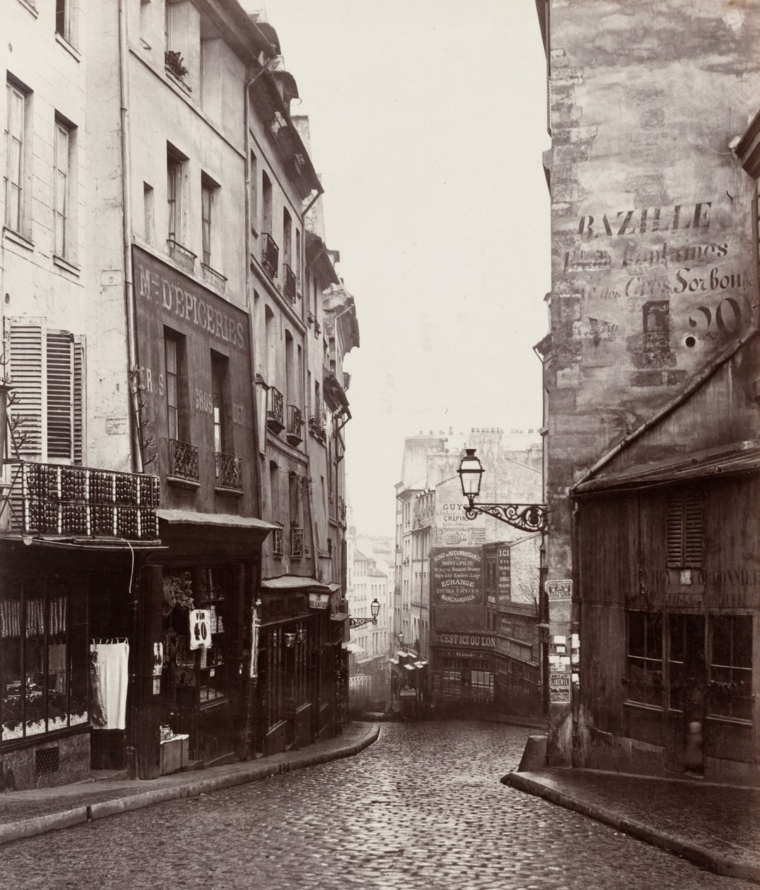 Rue de la Montagne-Sainte-Geneviève bij de kruising van de Rue LaPlace (Rue de la Montagne-Sainte-Geneviève prés de carrefour de la rue LaPlace) door Charles Marville